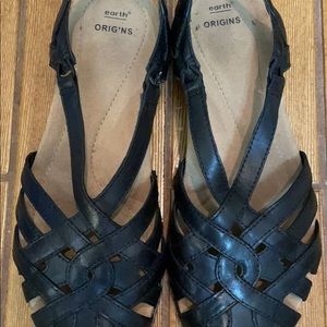 Earth’s Origins women’s sandals, black. Size 9.5